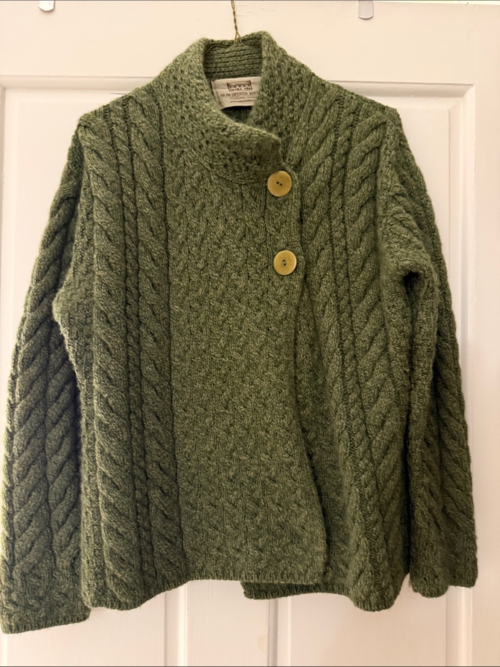 Aran Sweater Market med Hand-Knit Cable Button-Front Sweater Jacket Olive Green